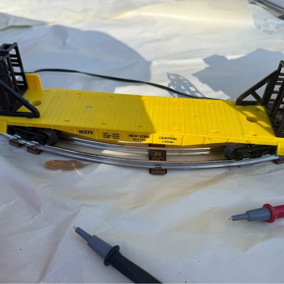 Lionel New York Central Flyer Train Set - Black and Red - Picture 5 of 13